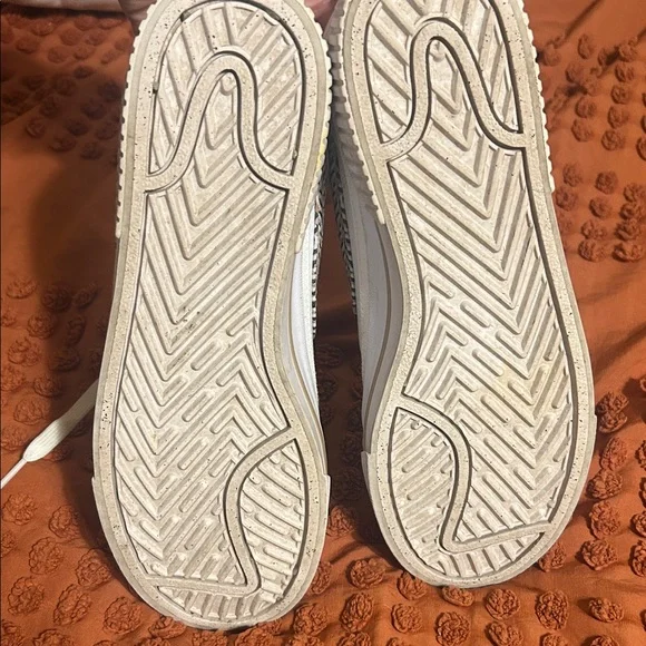 Stylish White Nike Sneakers - Picture 5 of 5